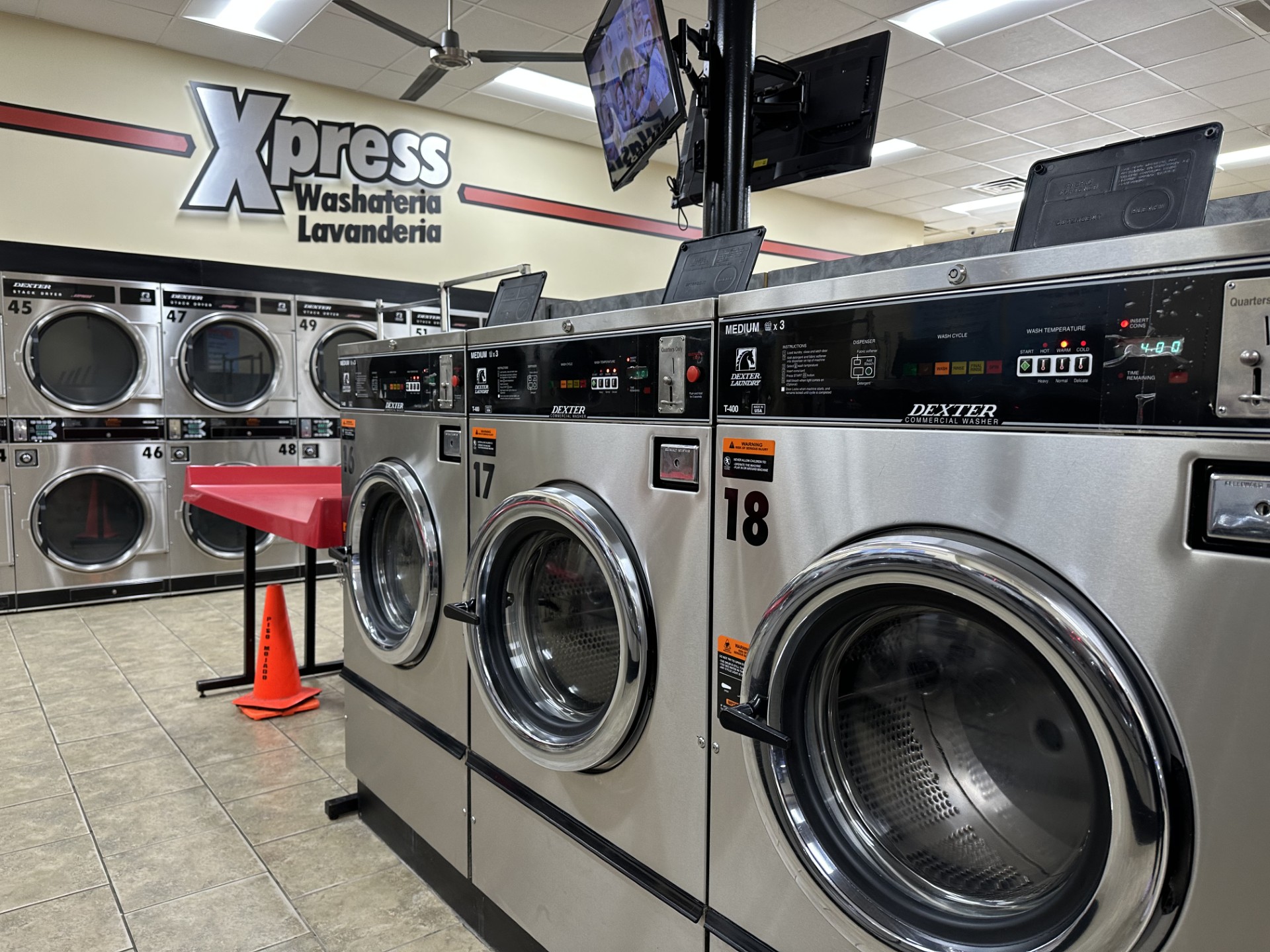 Inside Xpress Washateria 002
